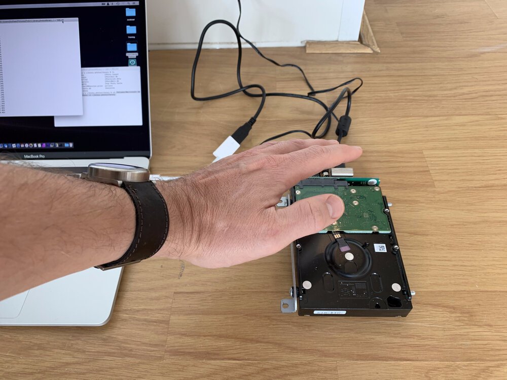 No está de más ser amable con el disco dañado... “¡por favoooor disquito... dame las fotos!” - ¡Pero no toques los chips!