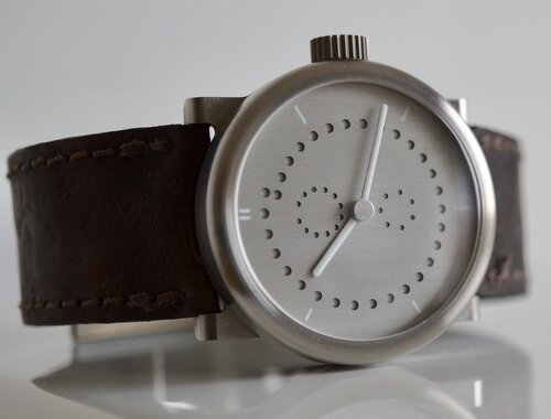 Reloj atemporal: un reloj de calendario anual, hecho a medida según mis especificaciones