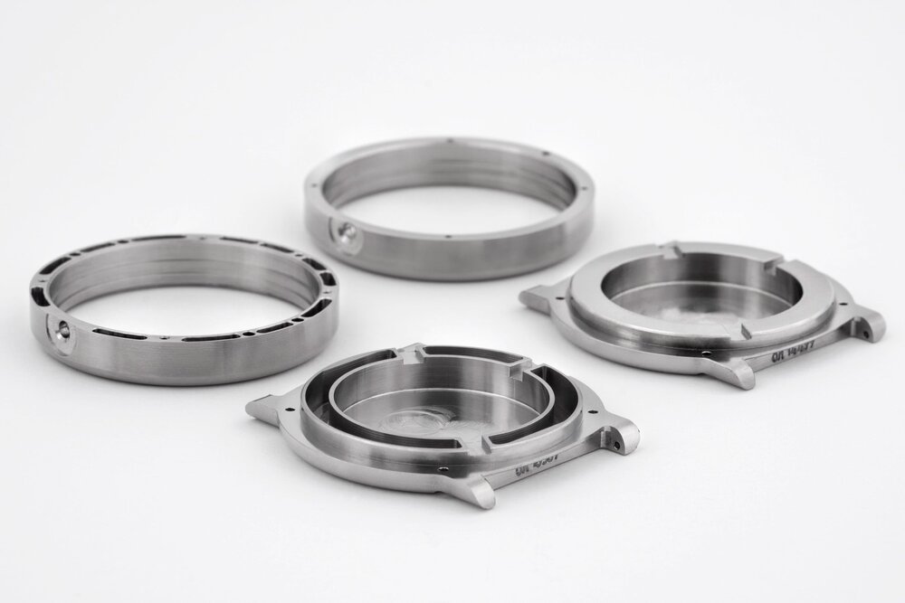 Fresando material para hacer el reloj más ligero