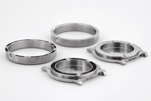 Fresando material para hacer el reloj más ligero