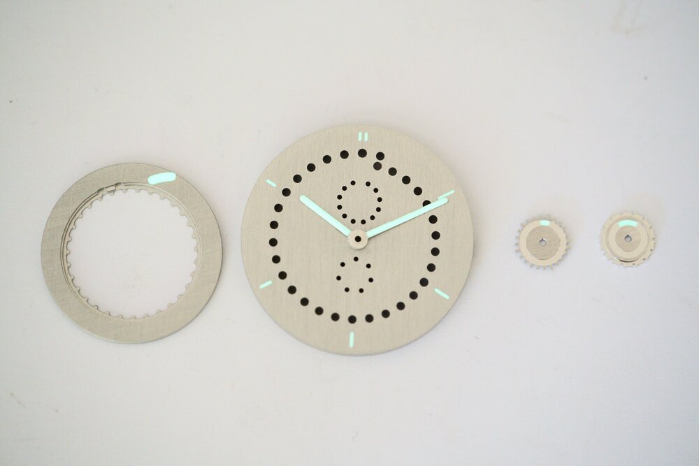 Mientras que el sutil contraste permite que mi reloj pase desapercibido durante el día