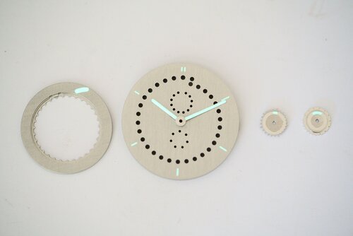 Mientras que el sutil contraste permite que mi reloj pase desapercibido durante el día