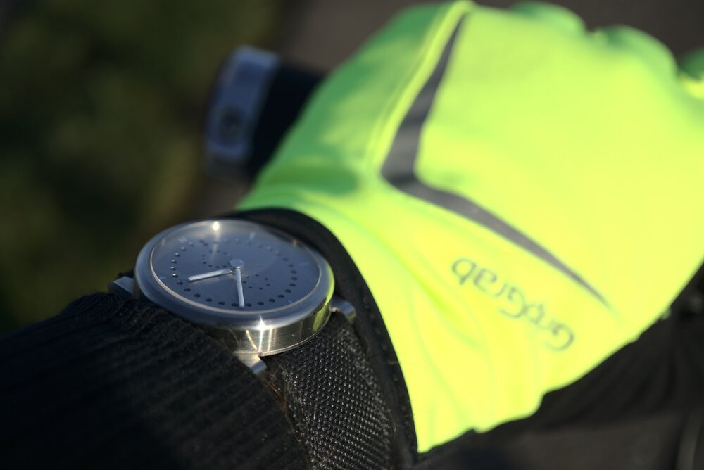 La correa de tela negra cuenta con un núcleo de Kevlar que la hace extremadamente duradera y resistente - ¡perfecta para montar en bicicleta!