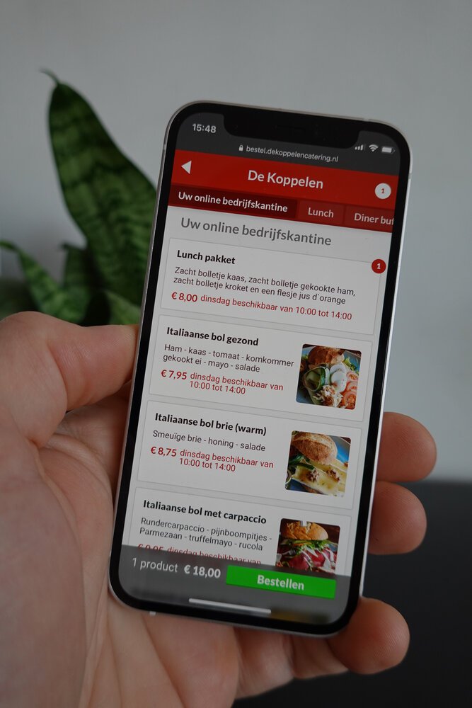 La gente usa la app para pedir comida - los pedidos se envían a la cocina y al personal de reparto