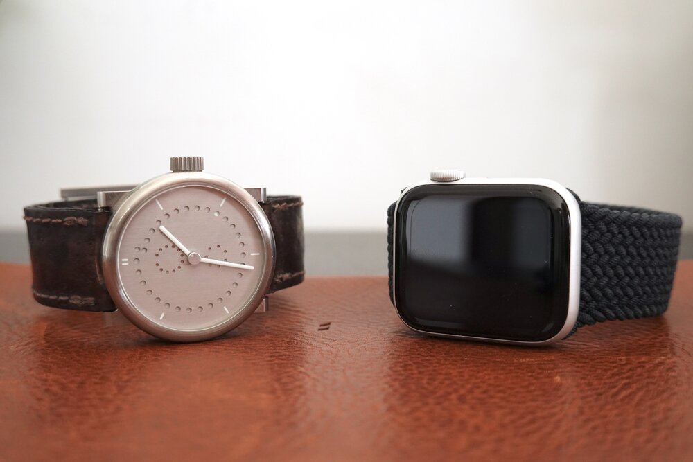 Reloj mecánico y Apple Watch