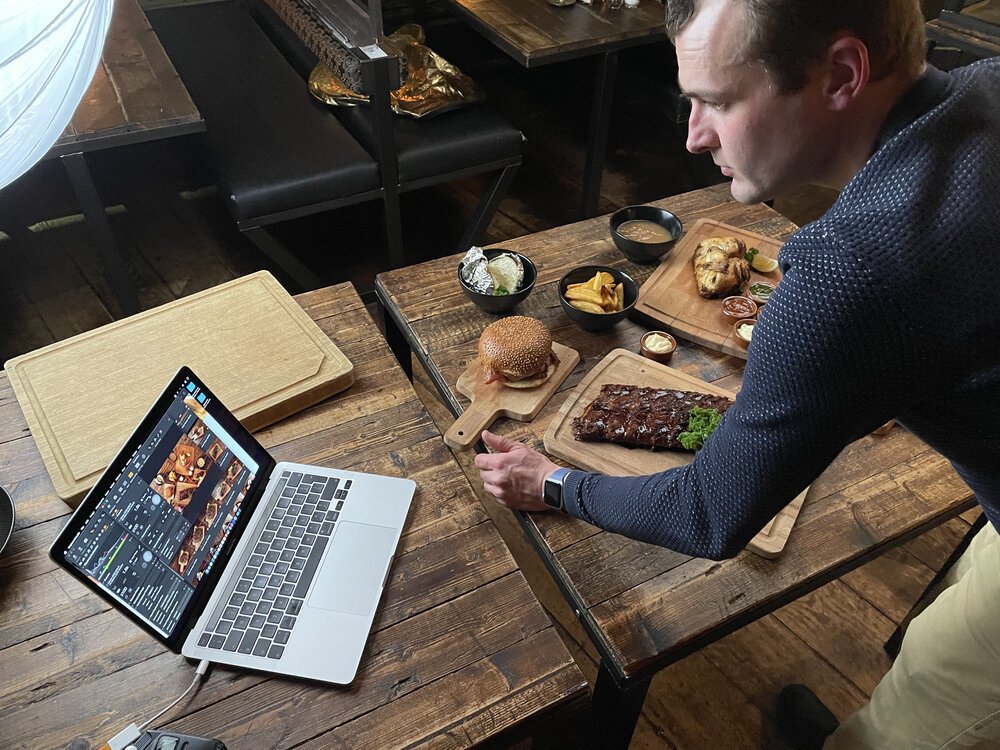 Organizando los platos intencionalmente para crear una composición agradable