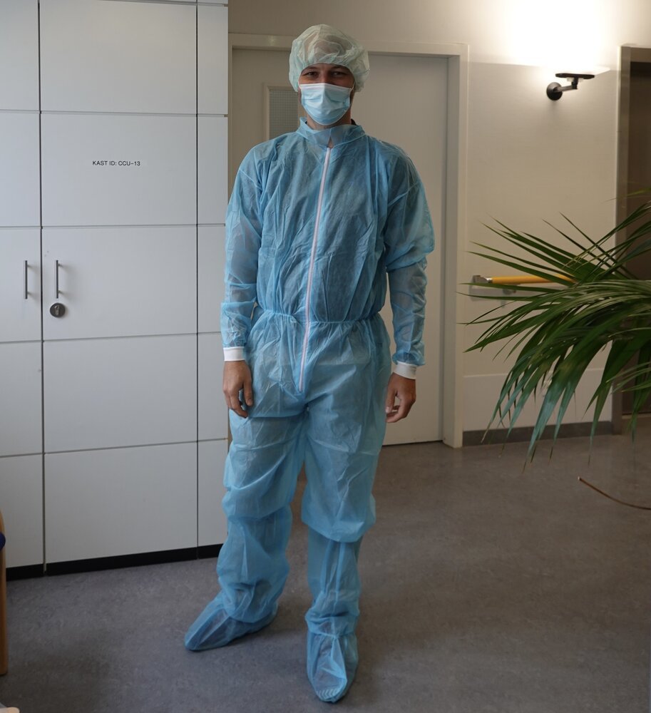 Yo mismo vestido y listo: es un privilegio increíble poder presenciar la cirugía como hombre. ¡Muchas, muchas gracias al personal del hospital!