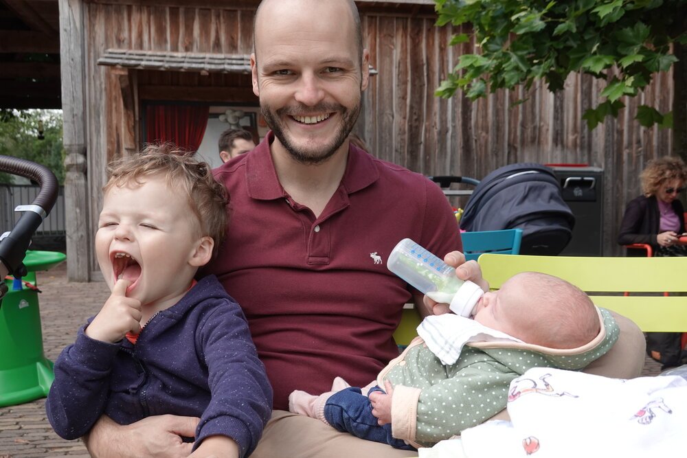 Un papá feliz, dos niños increíbles, ¡multijugador!