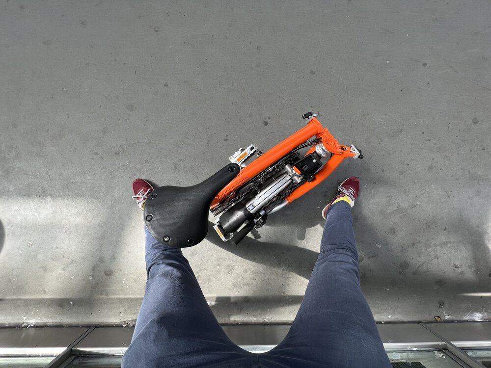 Es compacta y ligera, lo que te permite moverla fácilmente por el andén y los trenes (<10 KG)