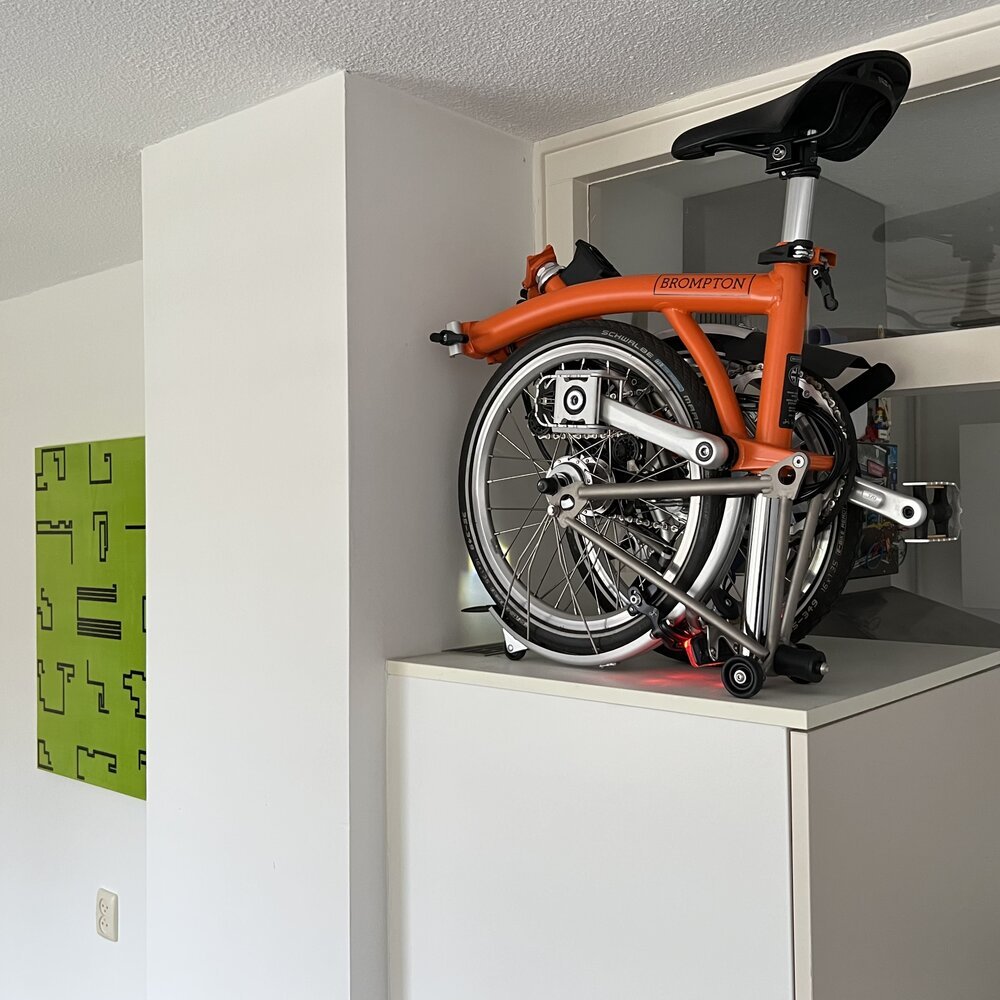 En mi pequeño apartamento de Ámsterdam pongo mi bicicleta Brompton encima de la nevera; incluso se podría considerar otra obra de arte, ¡ja!