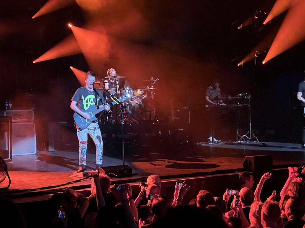 Vocalista principal Matthew Bellamy cantando