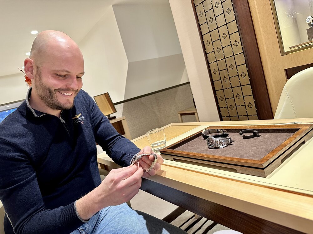 Sintiéndome bienvenido en la boutique de Patek Philippe, que se asemeja a una extraordinaria tienda de dulces de grandeza incomparable.