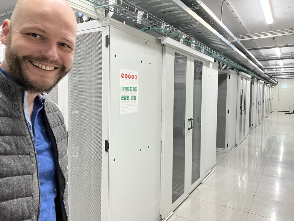 Alojadas en grandes gabinetes que ocupan salas o edificios enteros