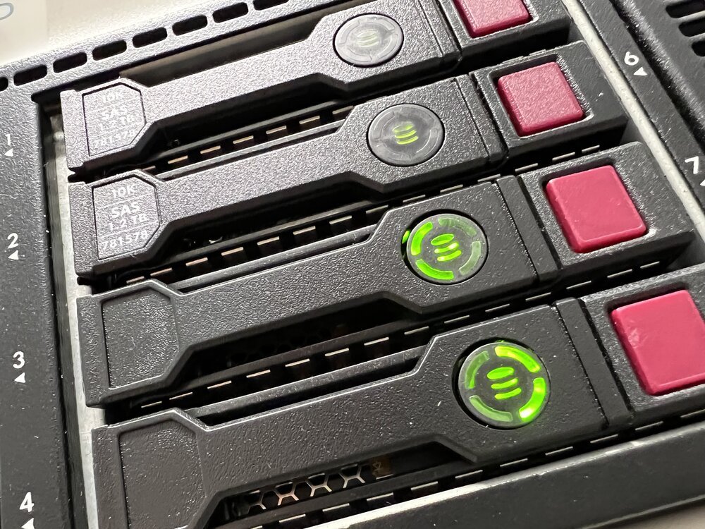 En la nube, el aumento de la demanda de almacenamiento en un centro de datos lleva a que se utilicen más discos duros, lo que consume más energía