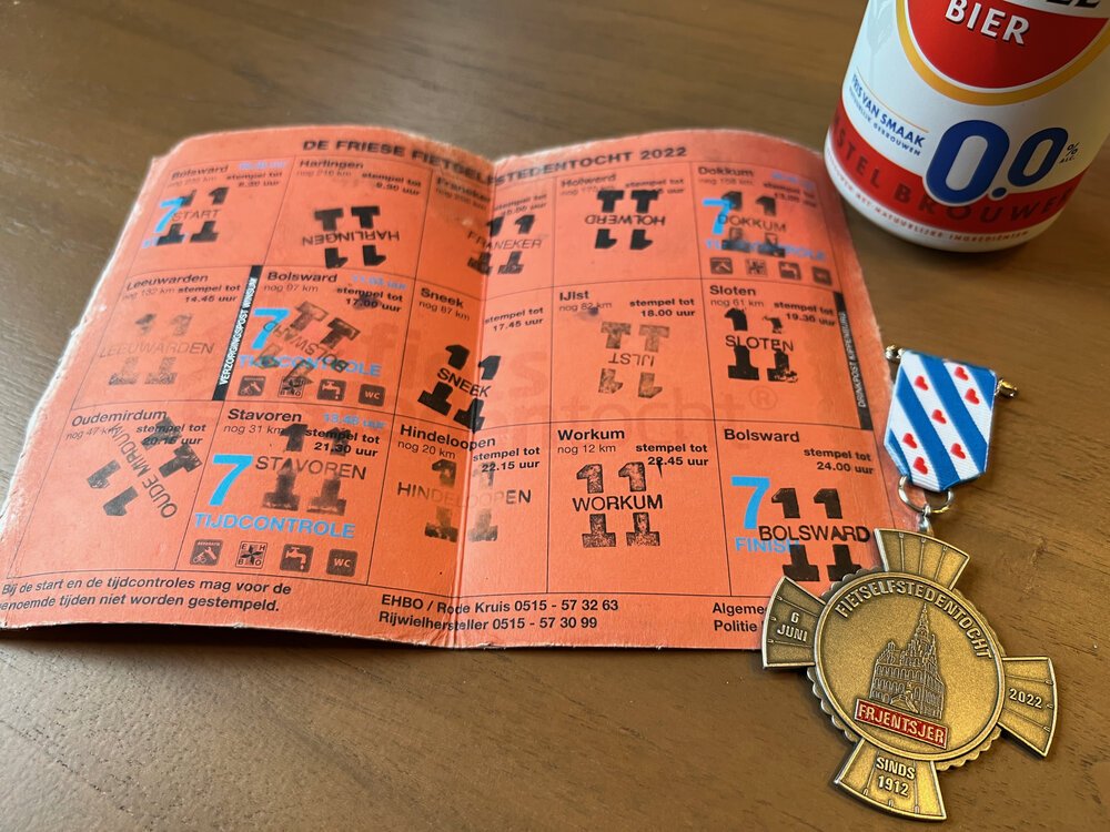 Mi tarjeta de sellos completada de la Fietselfstedentocht 2022 - observen cómo los bordes han sufrido el mal tiempo...