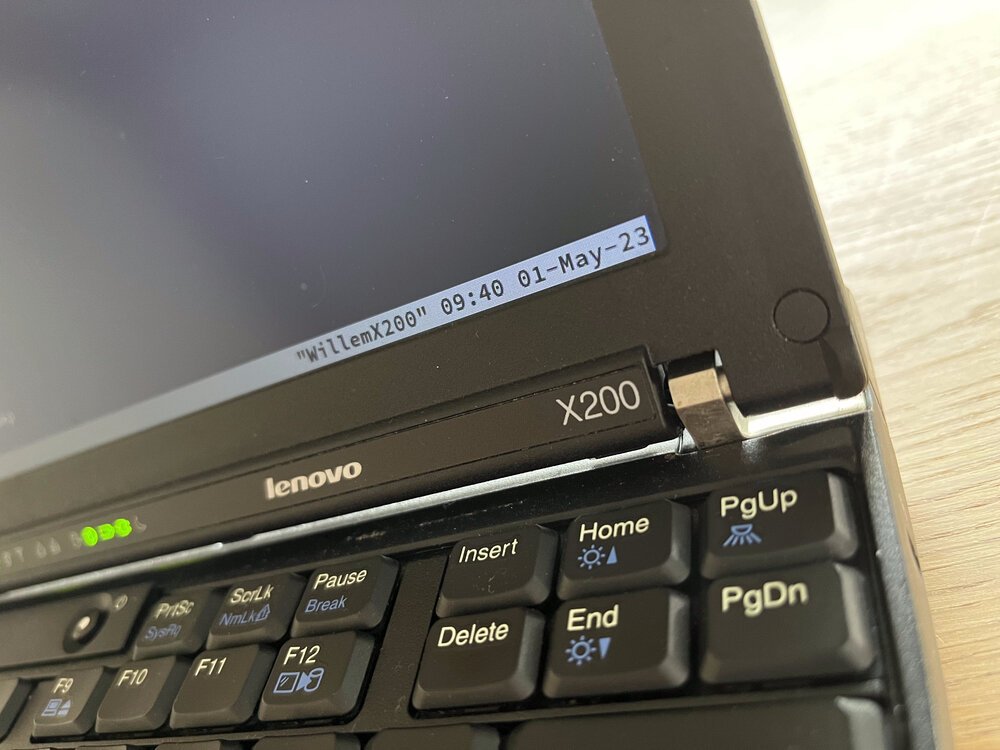 Esta bisagra de la tapa del portátil, hecha de metal, está diseñada para durar - observe que el teclado tiene teclas que un MacBook moderno solo puede soñar (PageUP/PageDown, Inicio, Fin, Eliminar).