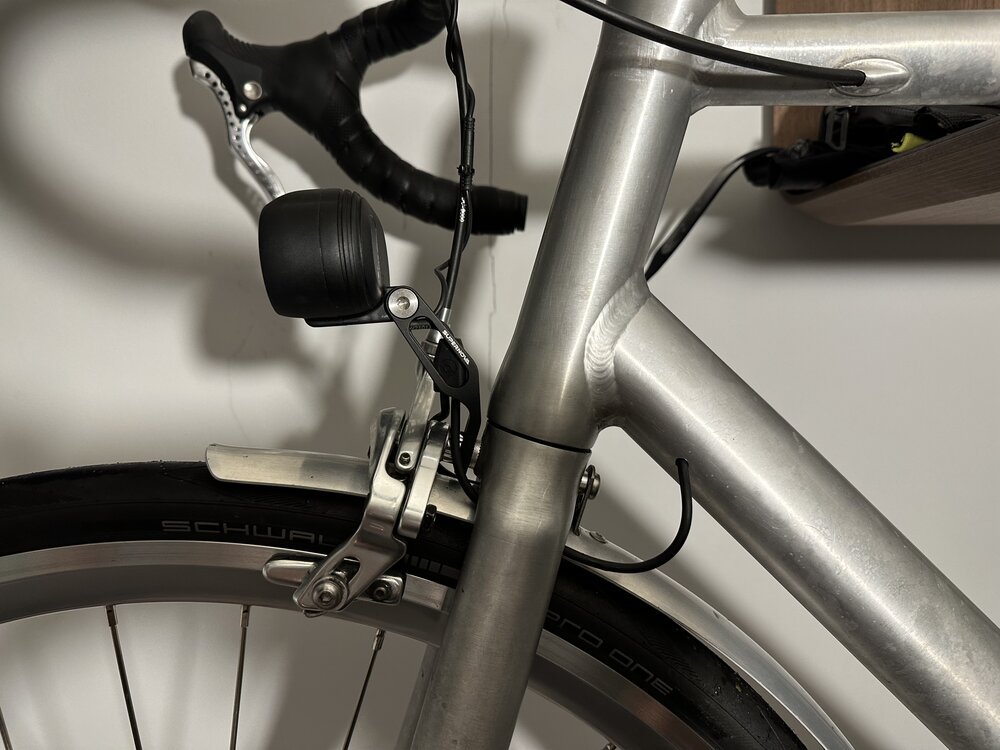 El faro está montado en la pinza de mi freno delantero - para mantener mi manillar libre para futuras aventuras de cicloturismo