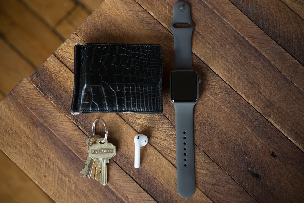 EDC sin teléfono con un Apple Watch y un AirPod (por Benjamin Clymer, Hodinkee)