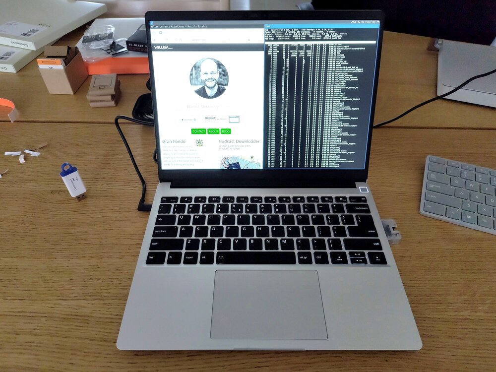 Mi portátil Framework 13 ejecutando Debian GNU/Linux y Sway WM reportándose para el servicio.