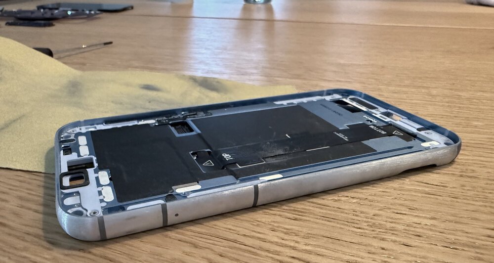 Usando papel de lija para quitar la pintura del Fairphone