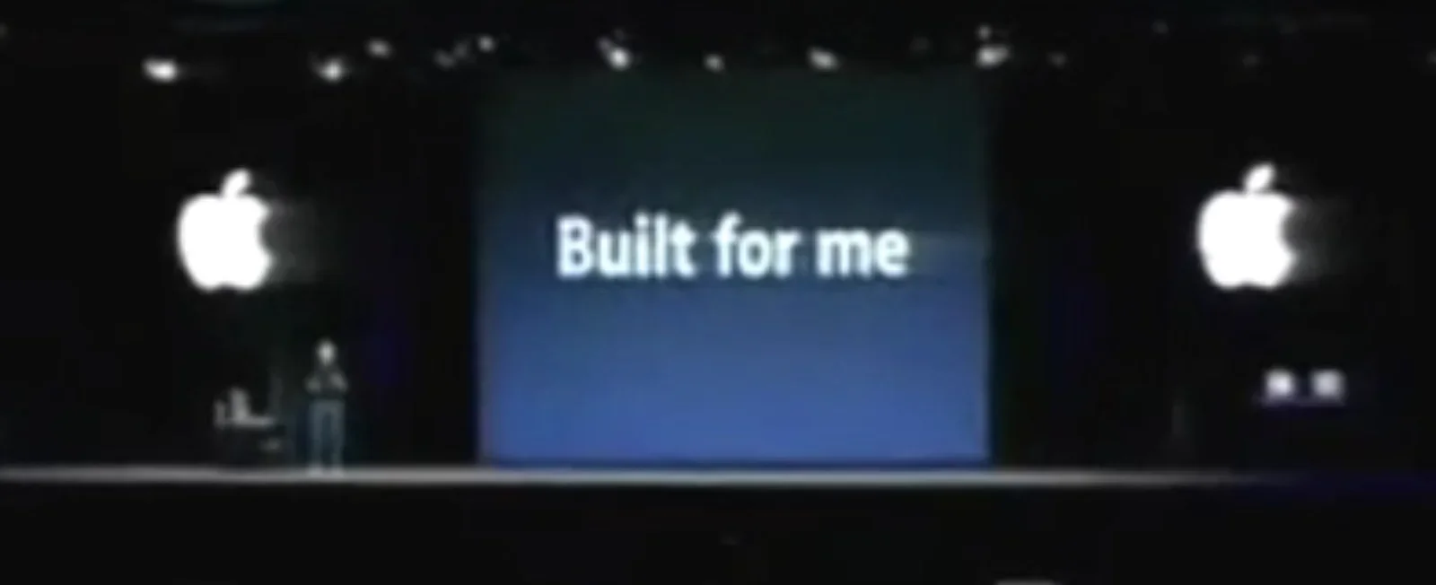 Steve Jobs kondigt Keynote aan op MacWorld 2003, grappend dat hij het voor zichzelf gebouwd heeft, omdat hij een onderbetaalde bètatester is