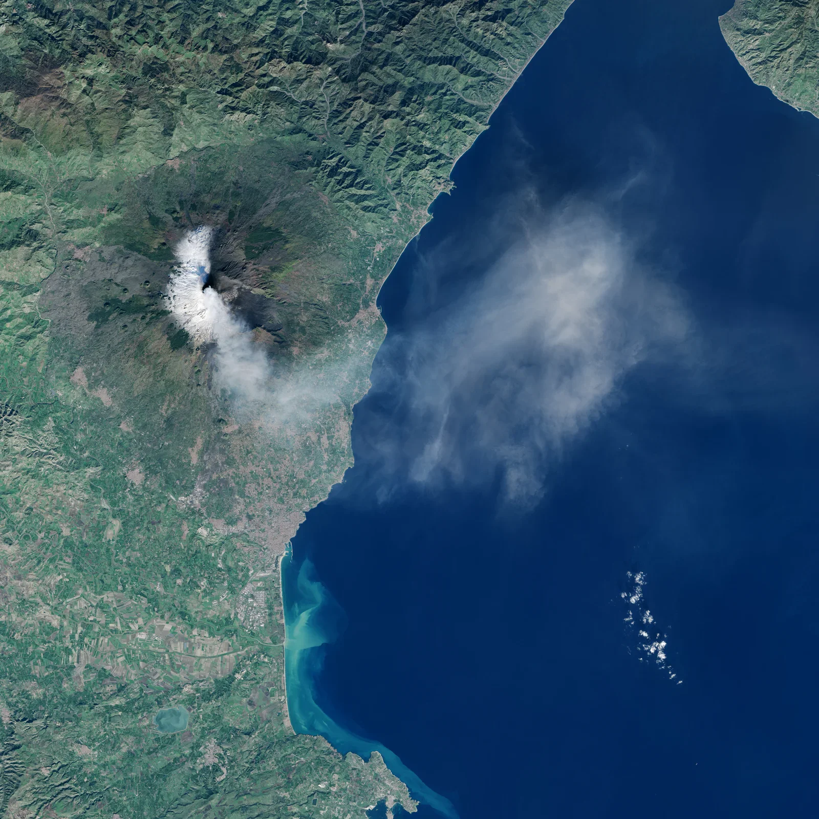 Etna is big enough to see it from space (NASA Earth Observatory)