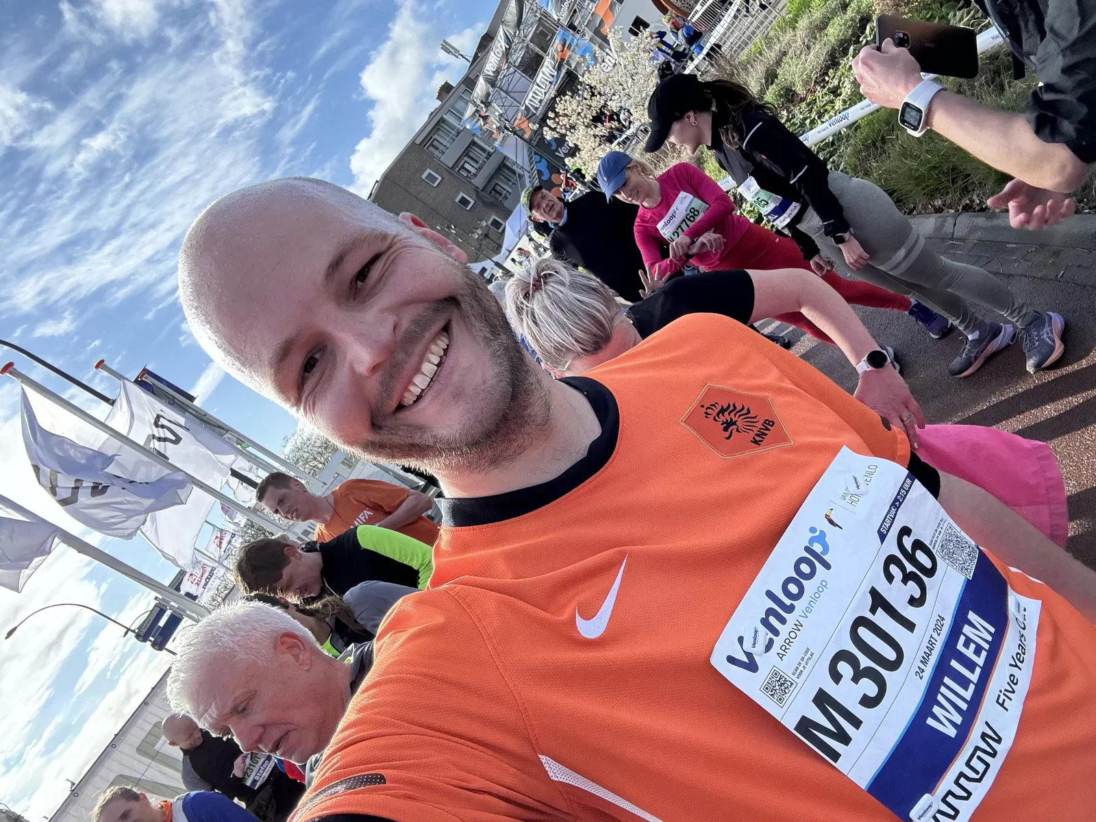 De Halve Marathon uitgelopen: kijk naar die glimlach, je ziet pure positieve energie na een zeer plezierige loop!