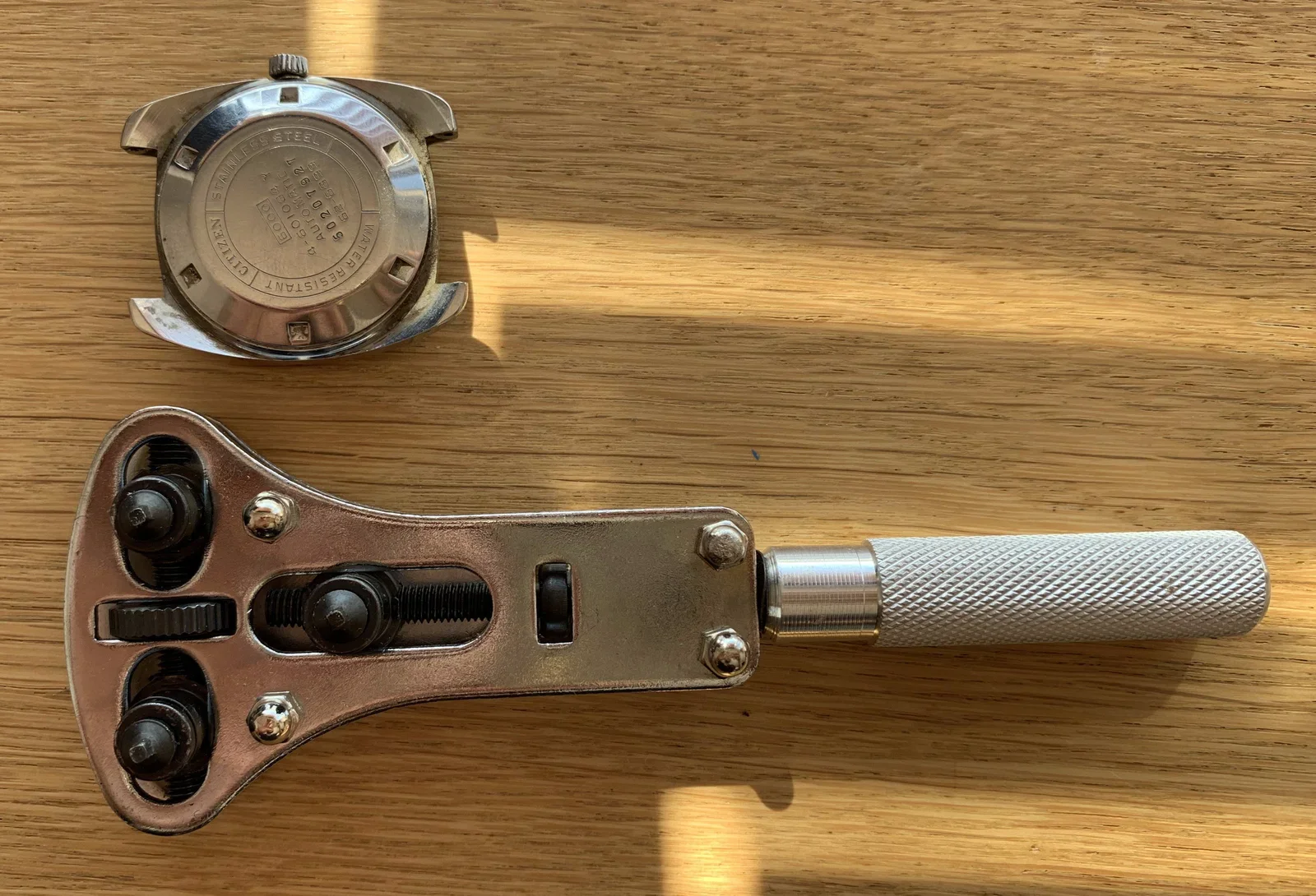 Het openen van het horloge kan met een speciaal gereedschap