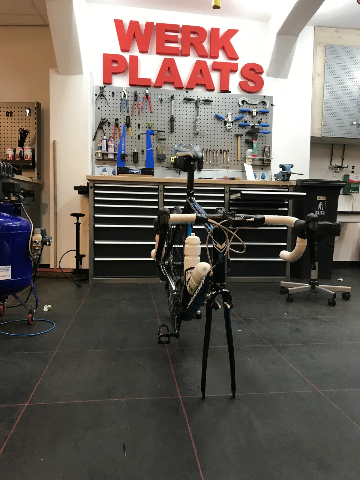 Fiets in de lokale fietsenmaker "werkplaats"