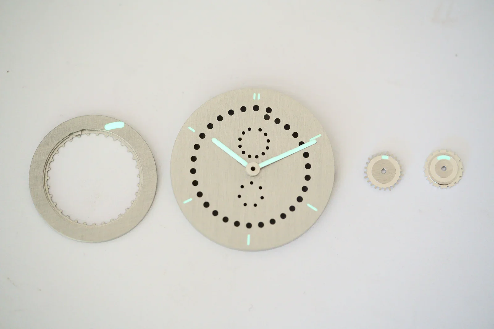 Terwijl het subtiele contrast ervoor zorgt dat mijn horloge overdag onopgemerkt blijft