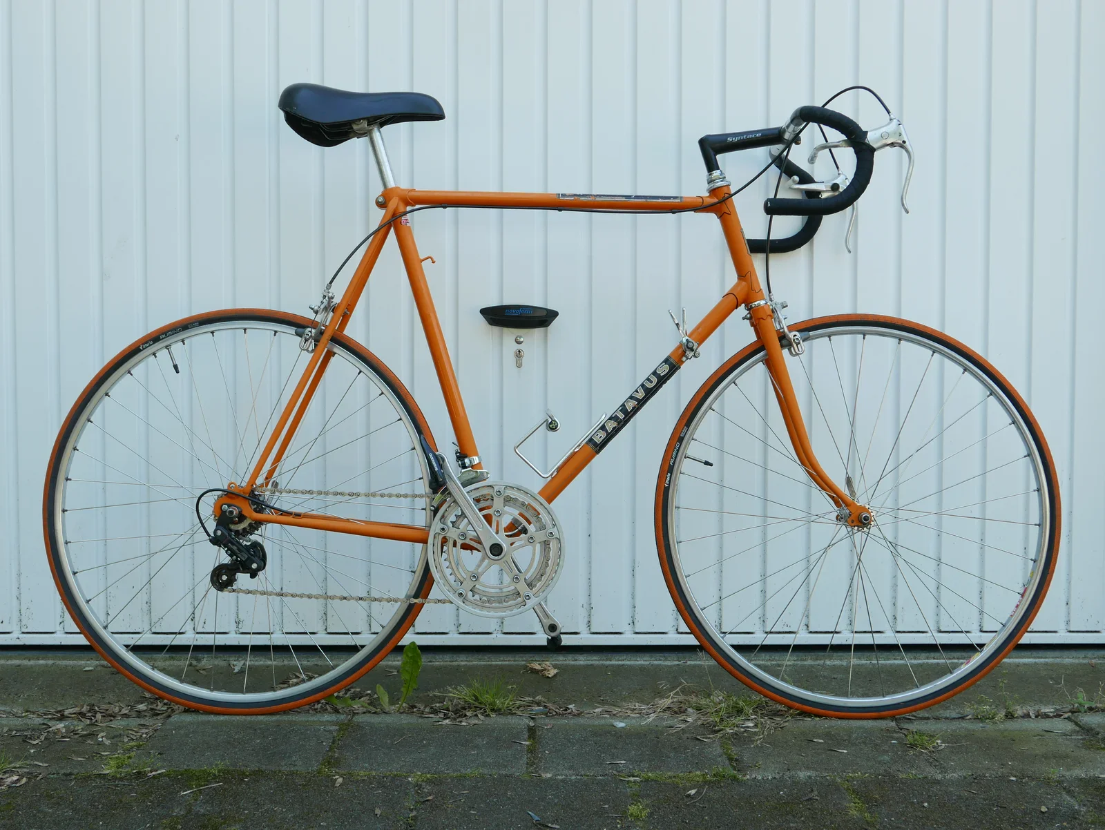 After cleaning and degreasing the bike, its retro glory became visible
