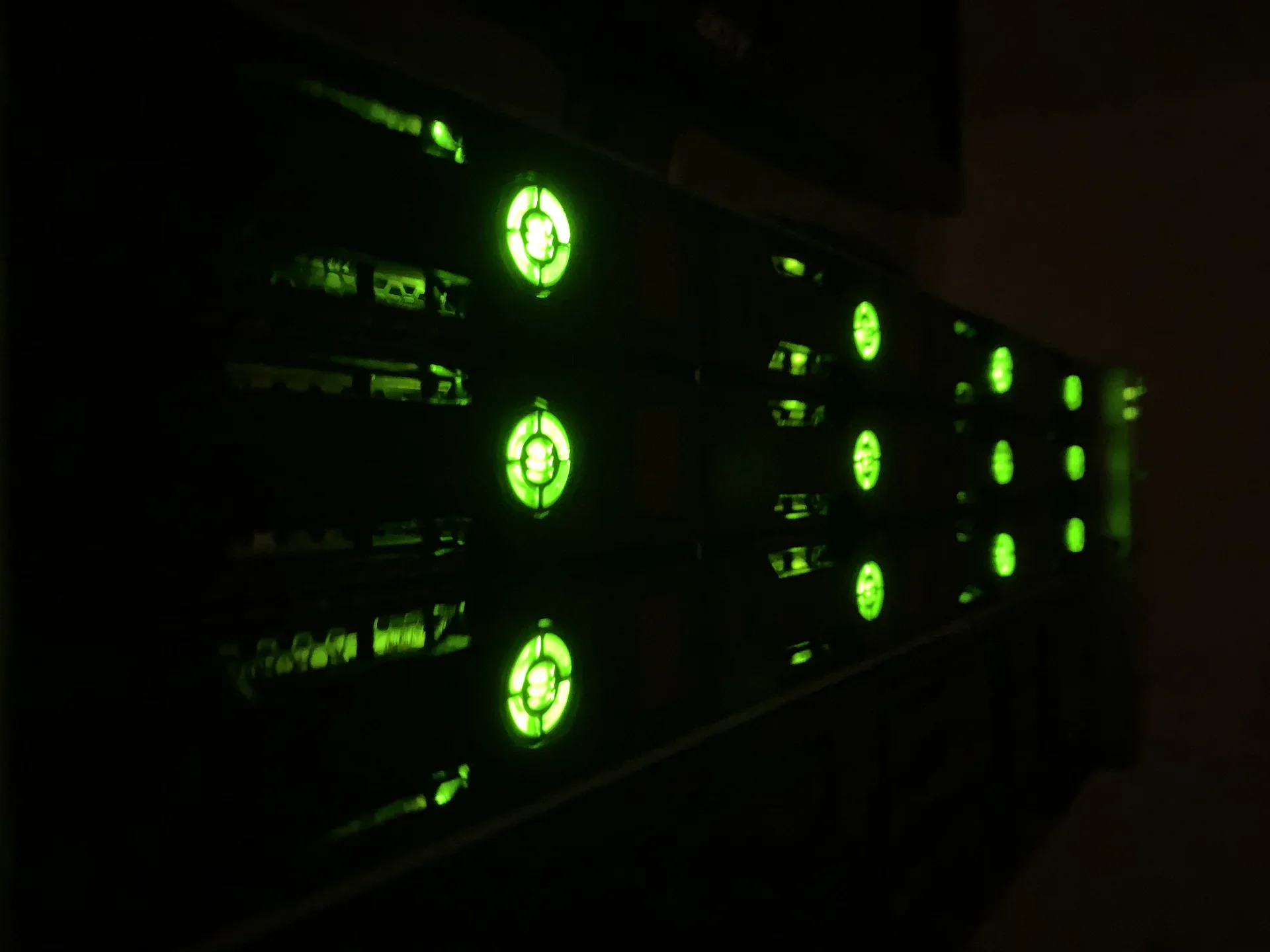 Building a professional 72TB NAS