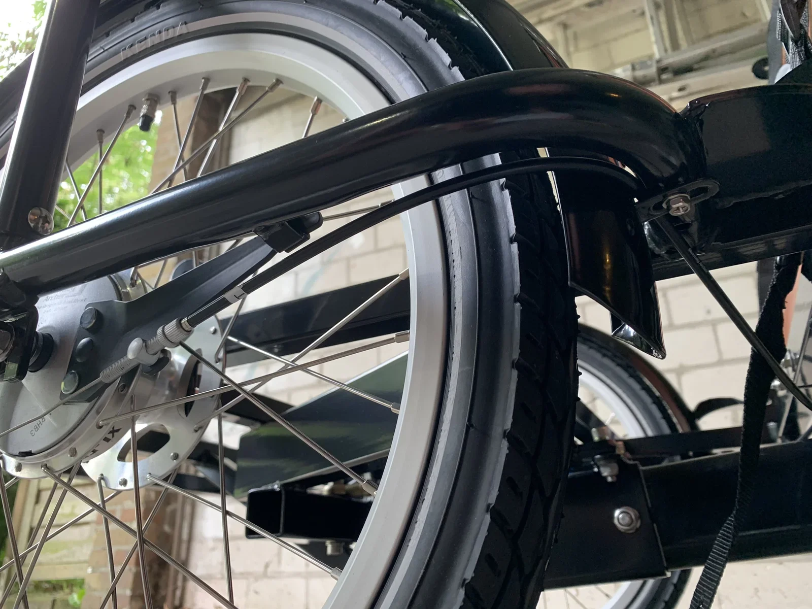 Clean cable management: I repurposed the fenders bolt to fixate the brake cable