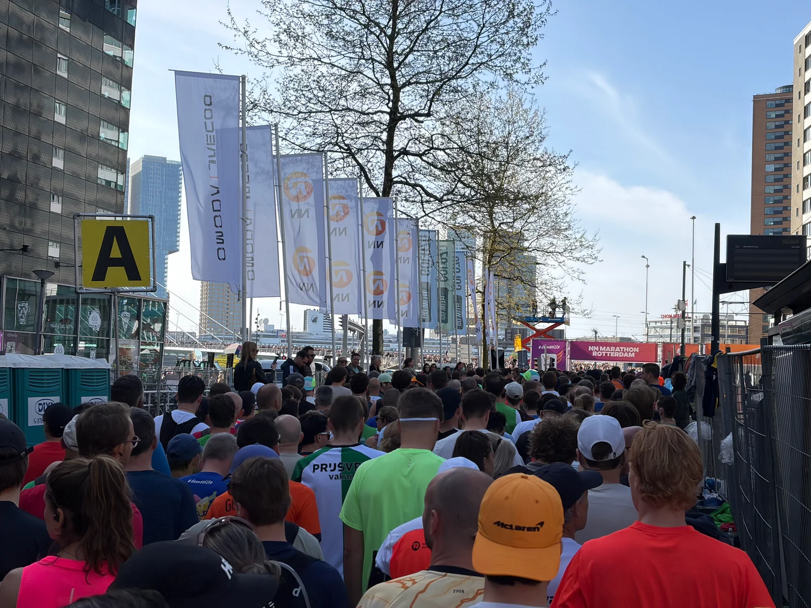 Wave 2 wacht onder de vlaggen in Rotterdam, tien minuten voor de start
