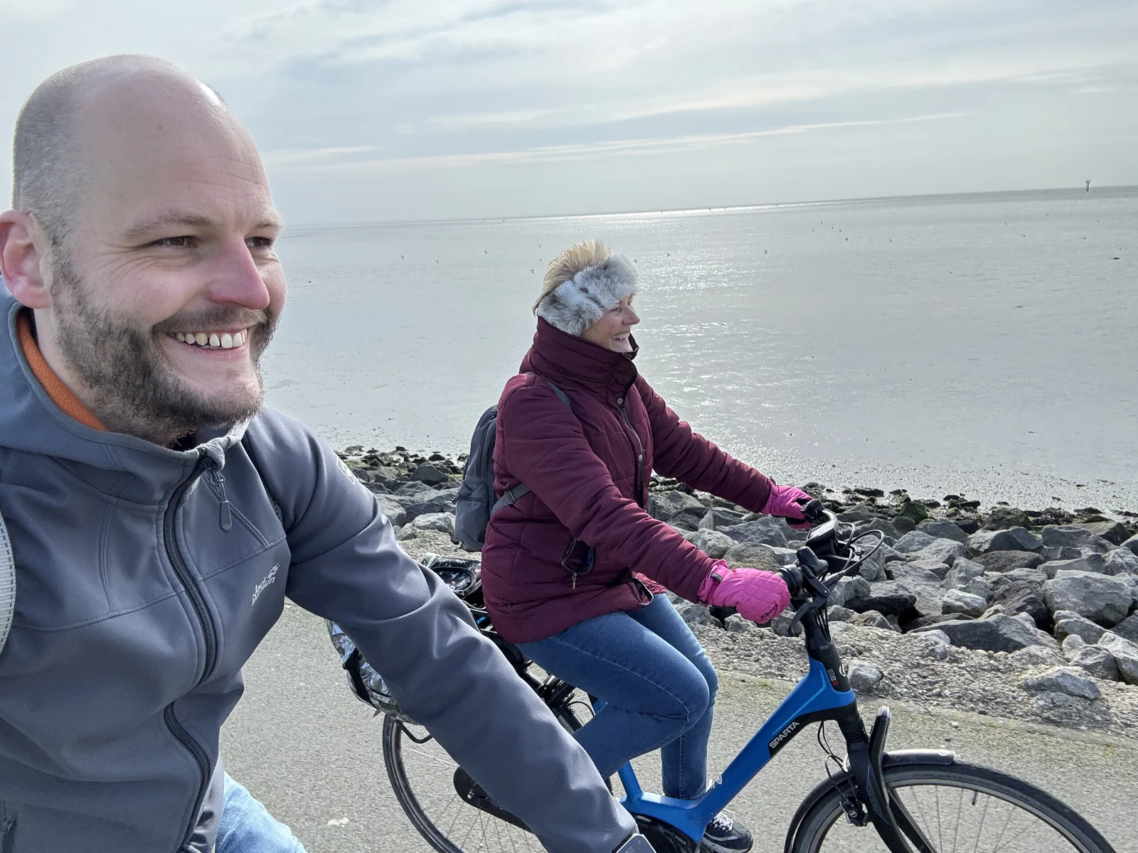 Amelân, maart 2024: fytse lâns de Waadsee mei myn mem