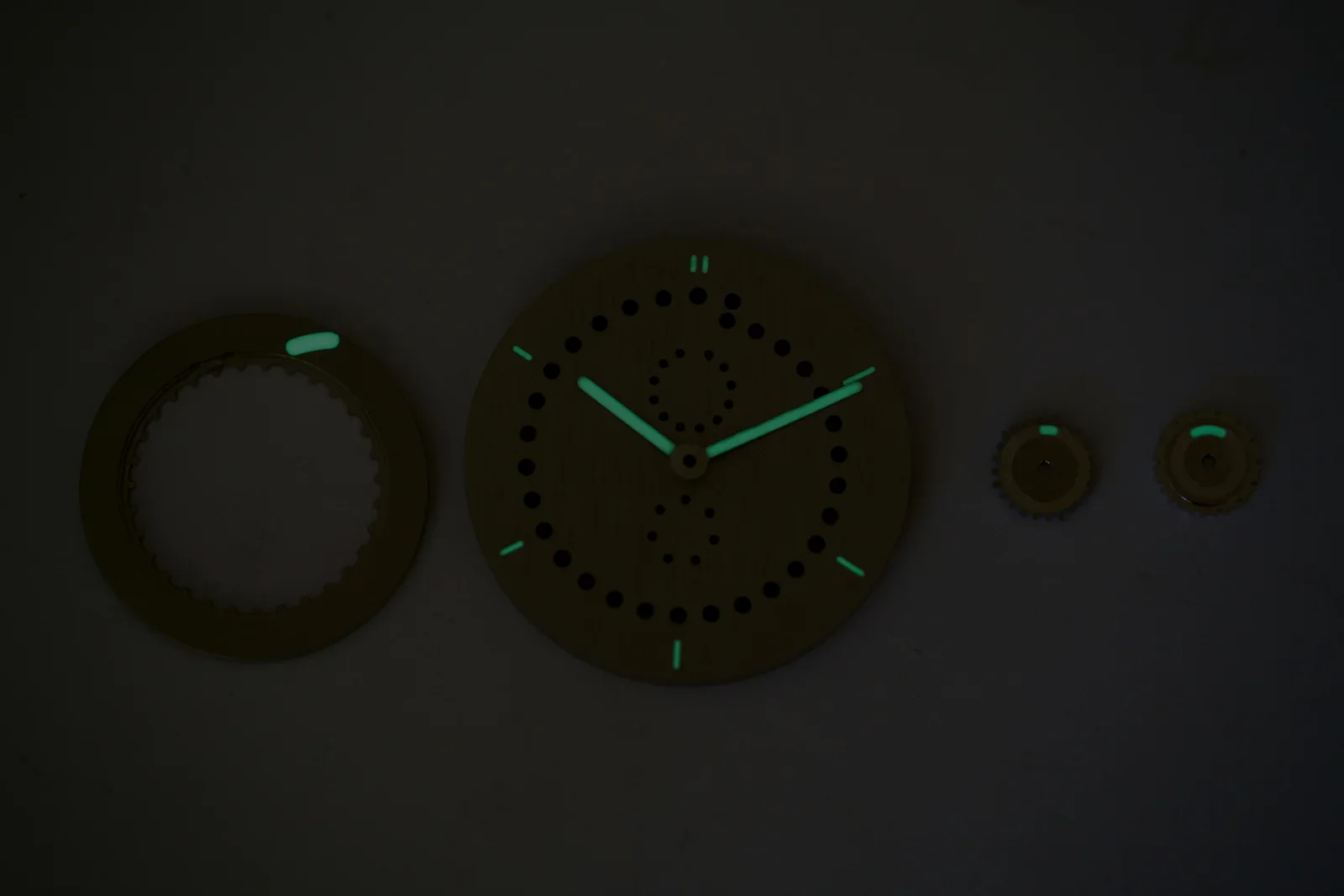 De superluminova maakt het horloge duidelijk leesbaar in het donker