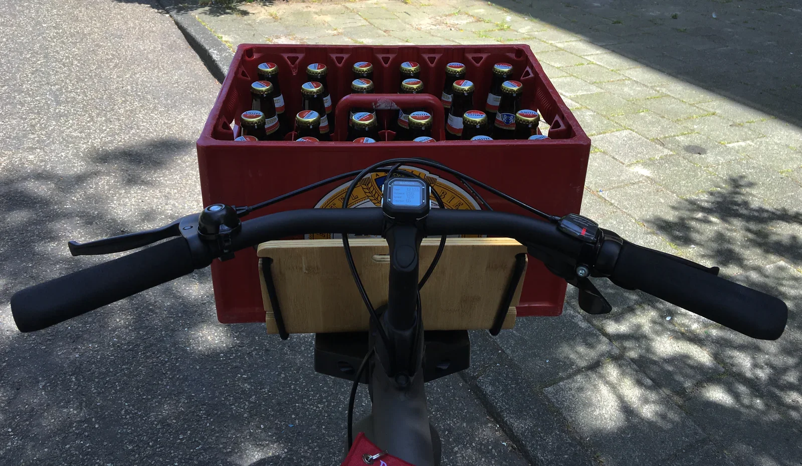The optional "bambooman" front carrier can be quite handy (photo from another bike, my VanMoof S5)