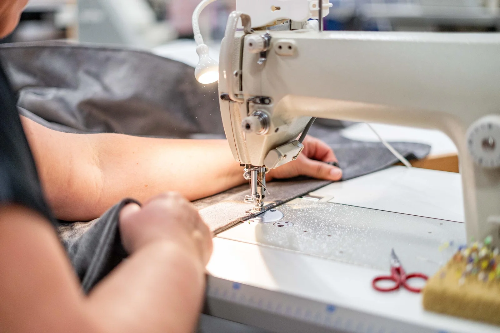 Een donker overgordijn onder de naaimachine in het atelier in Hegelsom