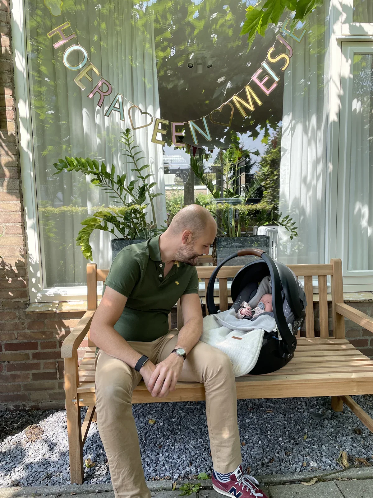 Returning home recovered and feeling well, time for celebration: "Hoera een meisje"