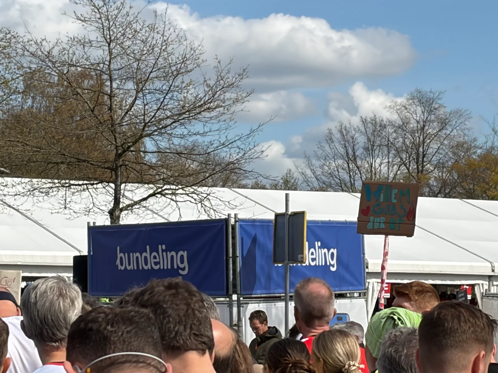 De lucht boven Venlo voor de start, een vliegtuigje boven de menigte