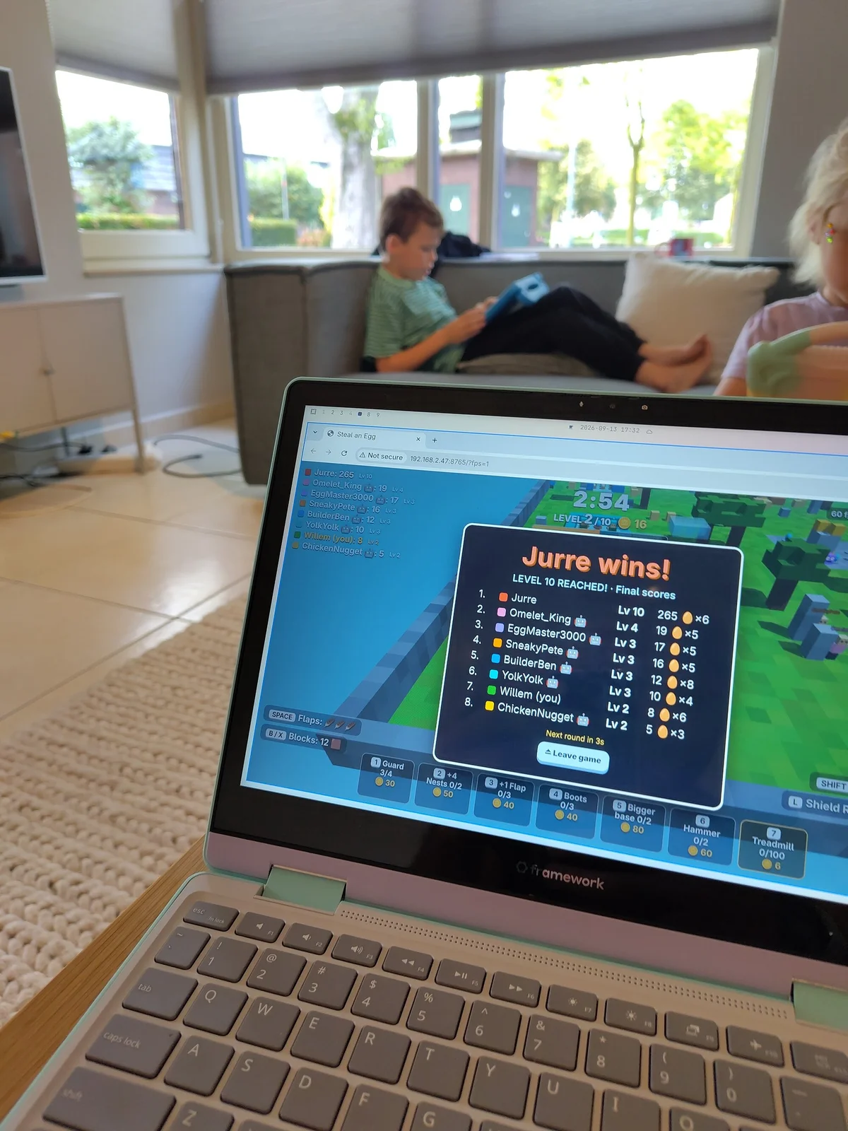 Jurre wint! De ronde die hij vanaf de bank speelde terwijl ik op de laptop naar de eindstand keek