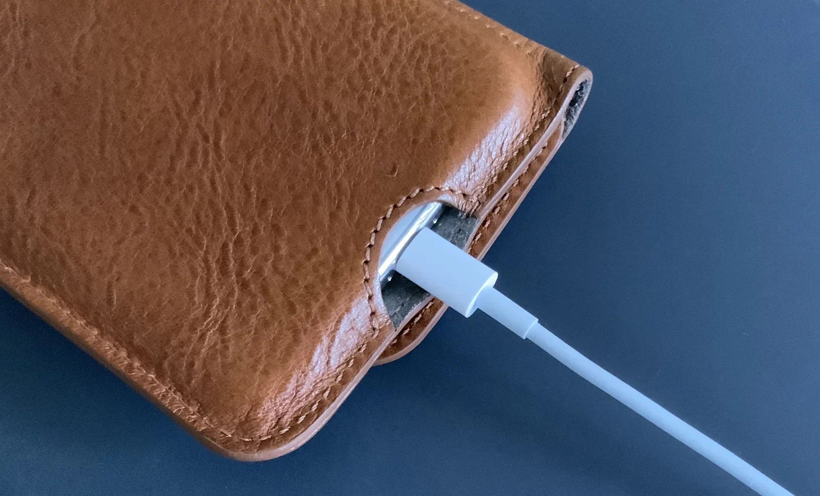 Het opladen van de iPhone terwijl deze in de portemonnee zit