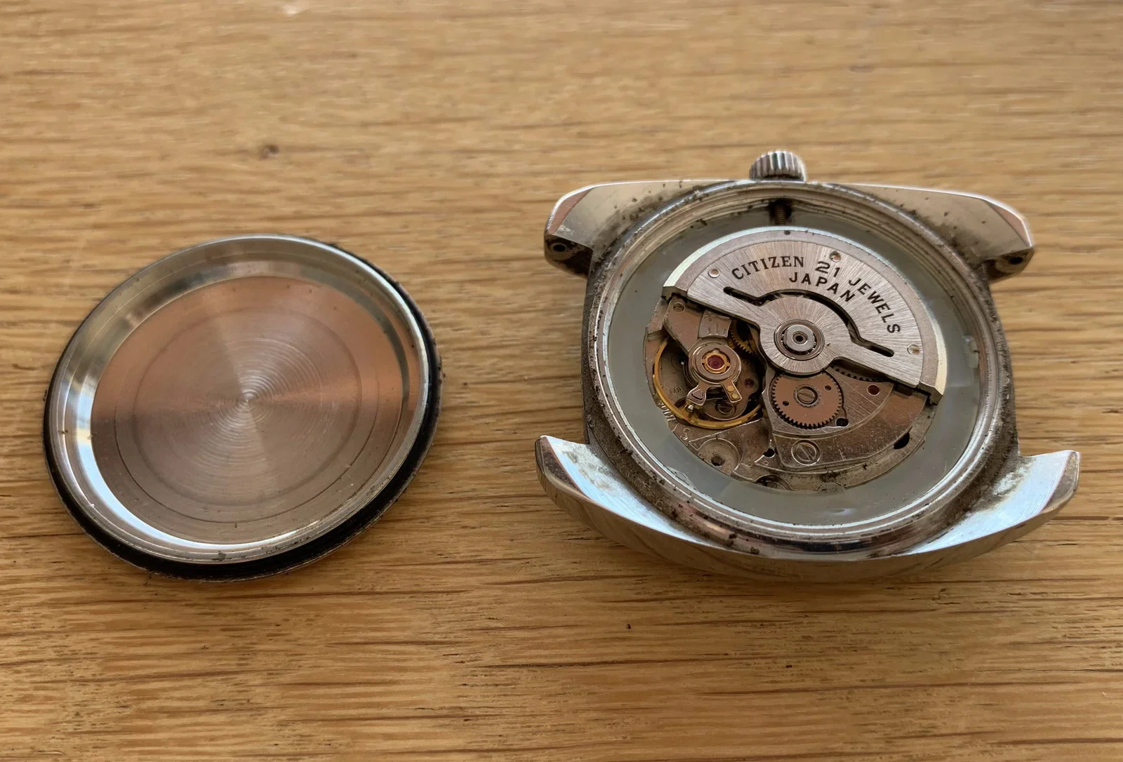 Je kunt de achterkant van de kast draaien en van de horlogekast verwijderen om het uurwerk te onthullen