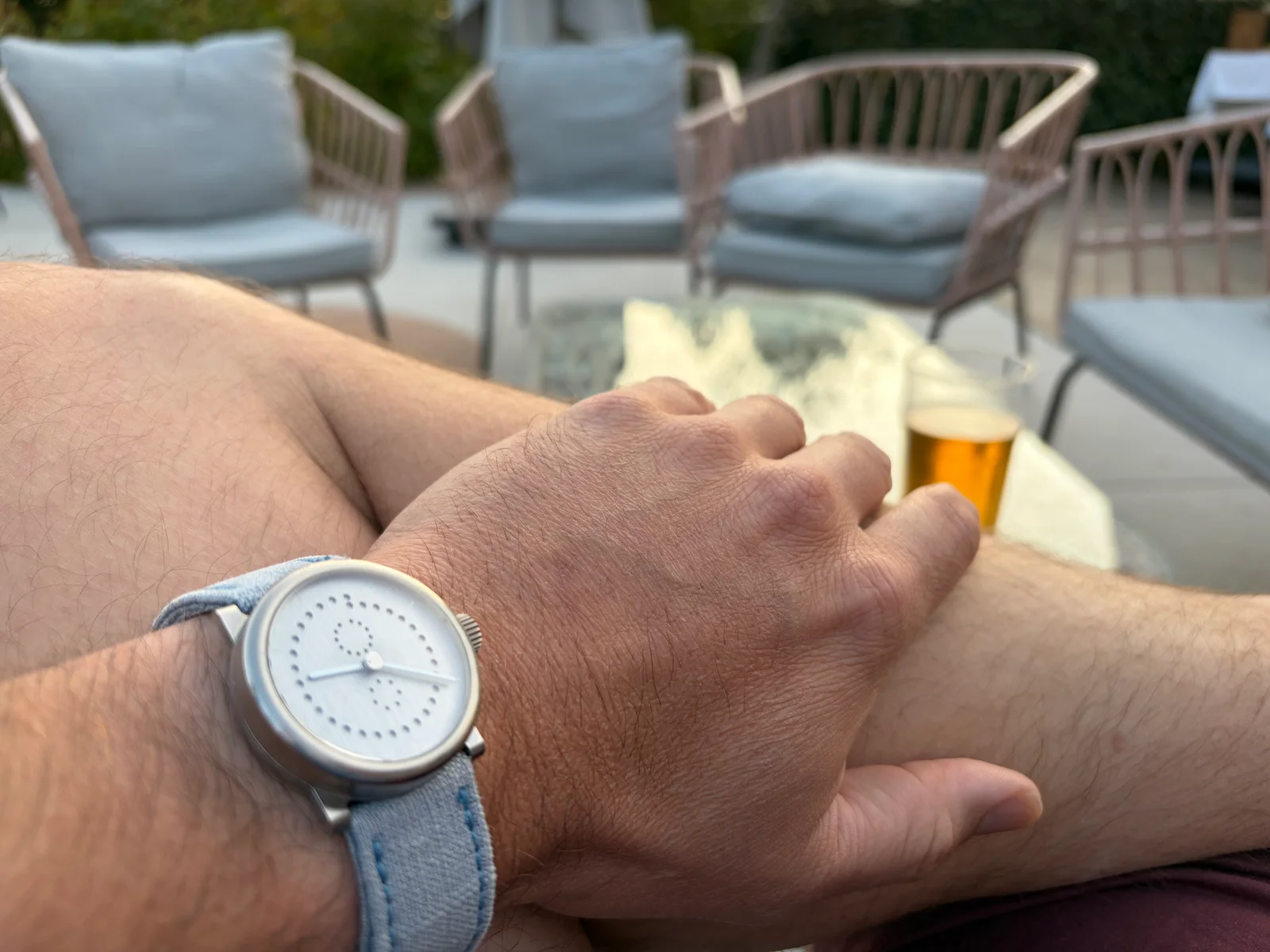 Evening on the terrace: a watch that needs nothing from me
