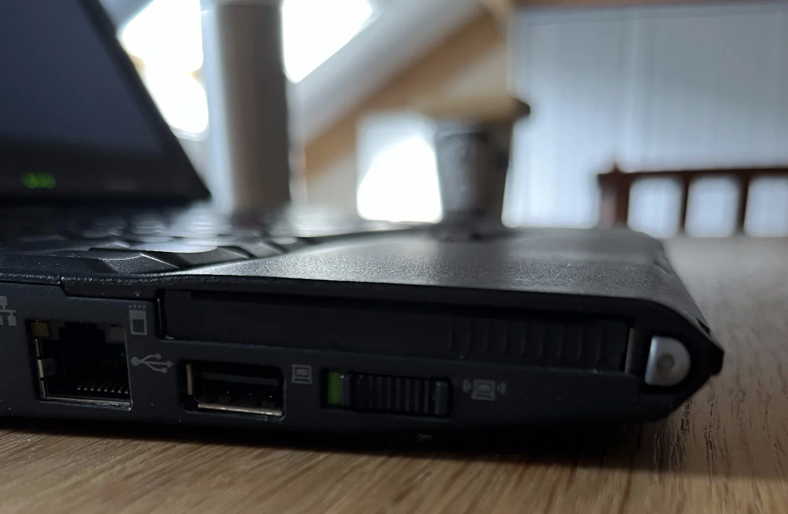 Voldoende hardwarepoorten, waaronder een PC-kaart slot, geïntegreerde gigabit ethernet, USB-A en een hardwareschakelaar om WiFi uit te schakelen