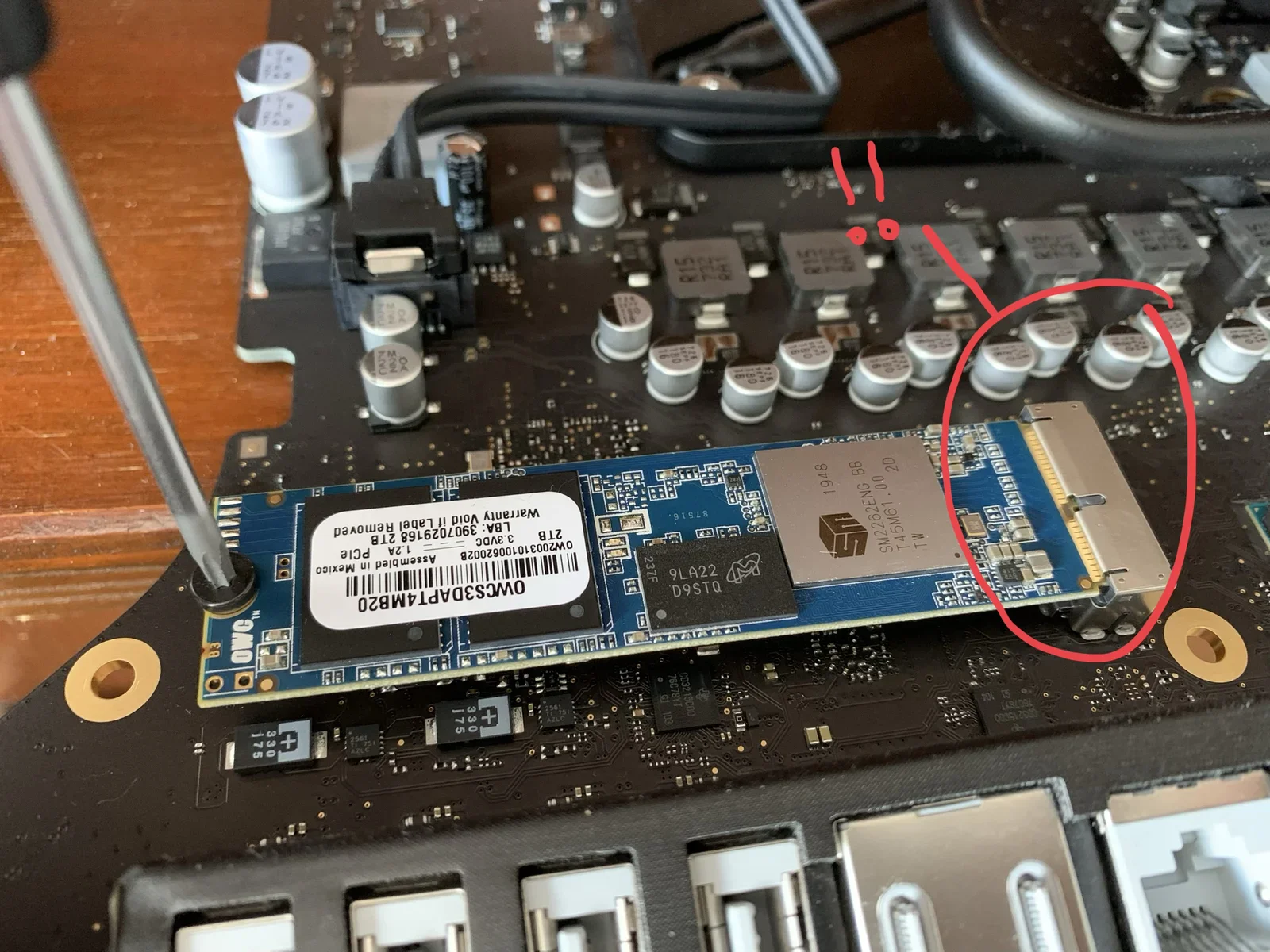 Oops: the newly installed SSD drive is not correctly fitted in the PCIe slot! An expensive mistake!