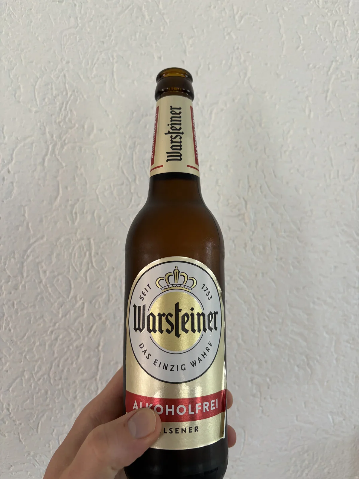 Het trainingsobject: één bierflesje, gefotografeerd tegen de muur