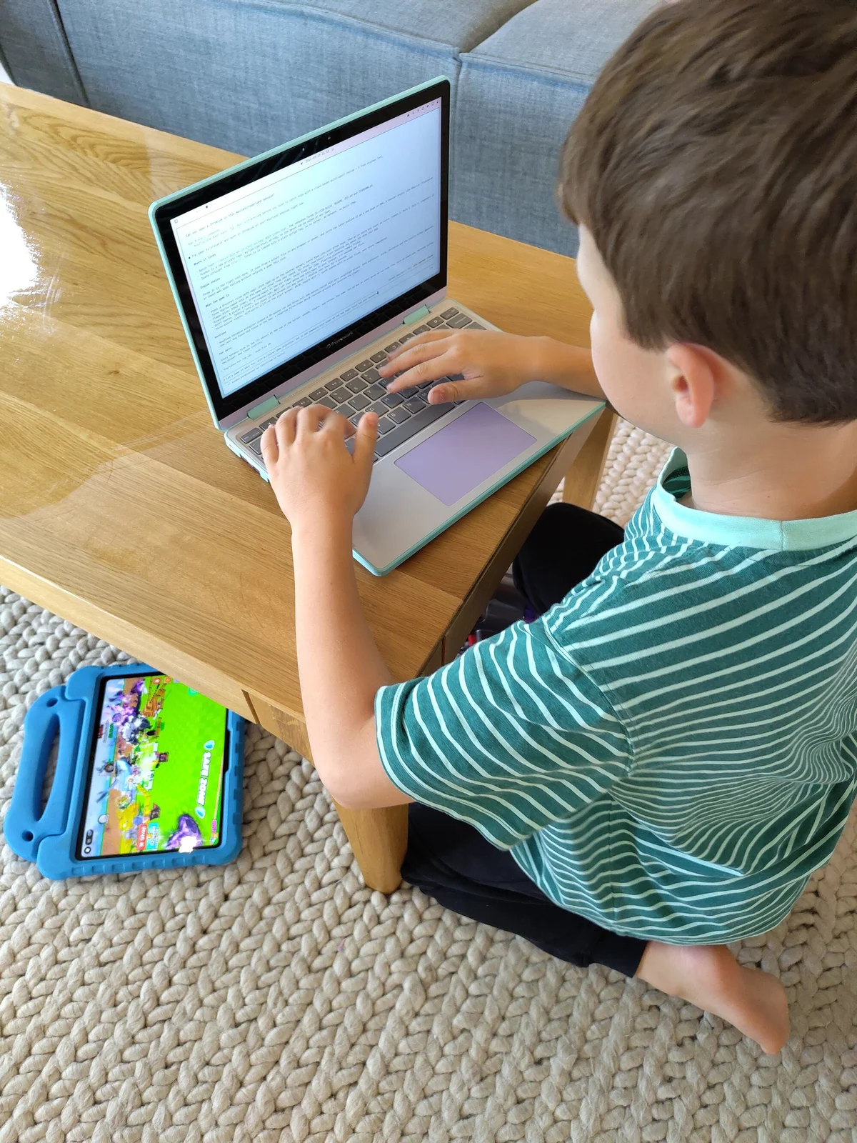 Zondagmiddag: Jurre achter de Framework 12, hij typt zelf de volgende verbetering, zijn iPad naast hem op de grond