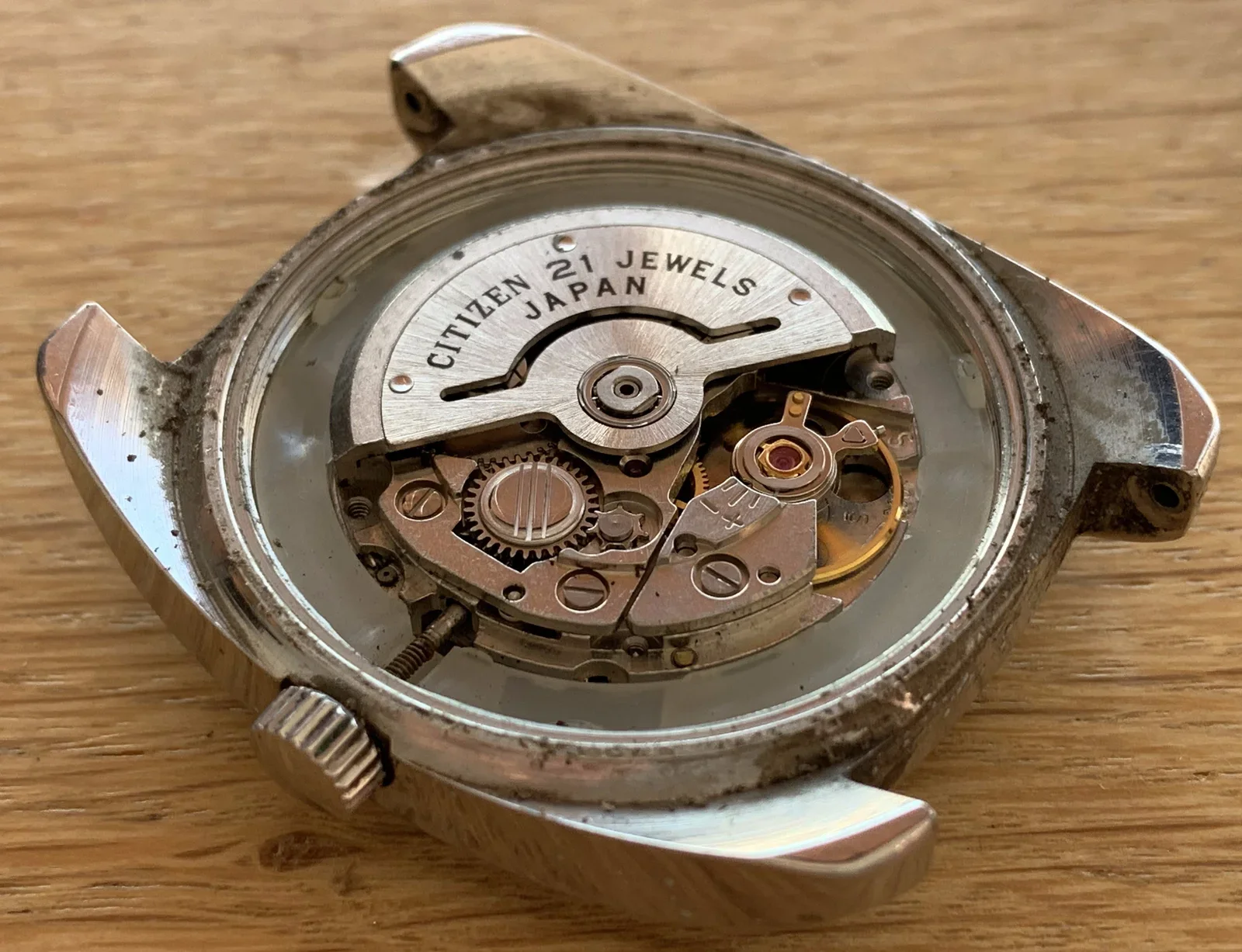 Er is een rotor die het horloge opwindt wanneer het wordt bewogen (om de pols), een slim systeem dat batterijen overbodig maakt