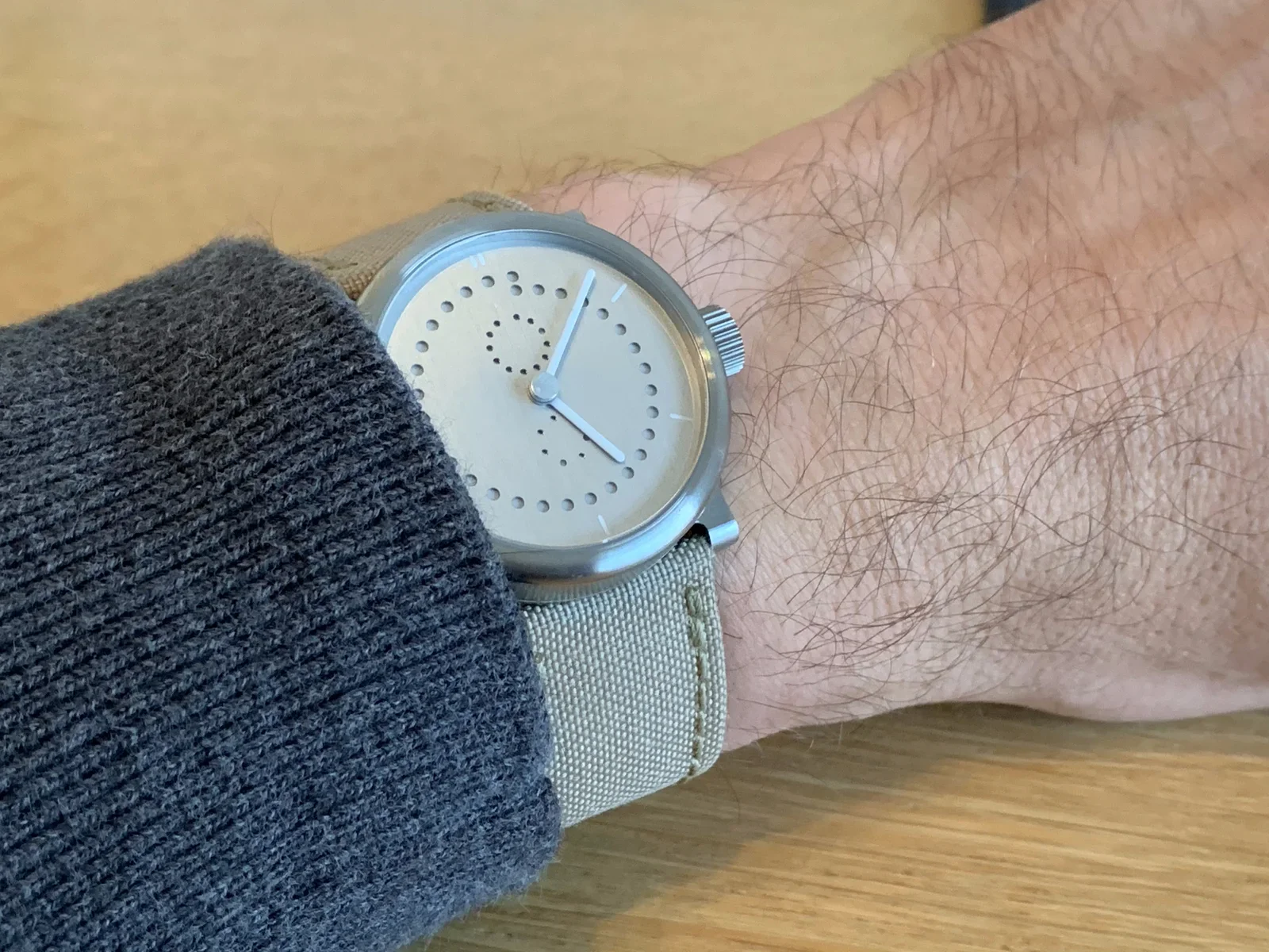 Verschillende kleuren hebben verschillende effecten op het horloge - hier zie je het met een 'tan'-kleurige stoffen band